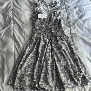 NWT CIDER TIE SHOULDER V-NECK SMOCKED WAIST SIZE XS COLOR BLACK AND WHITE PRINT